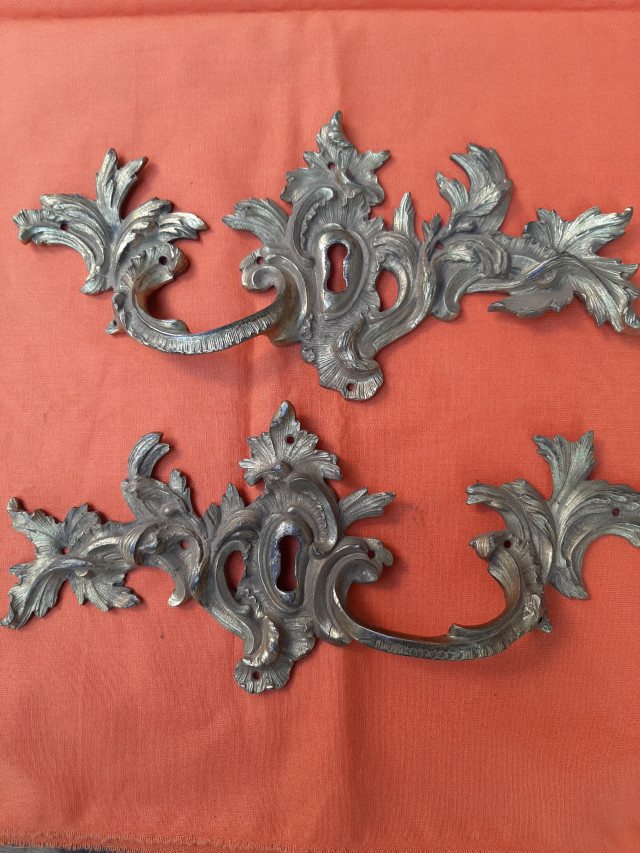 Ameublement : Poignée style  - Louis XV - Référence 396 E